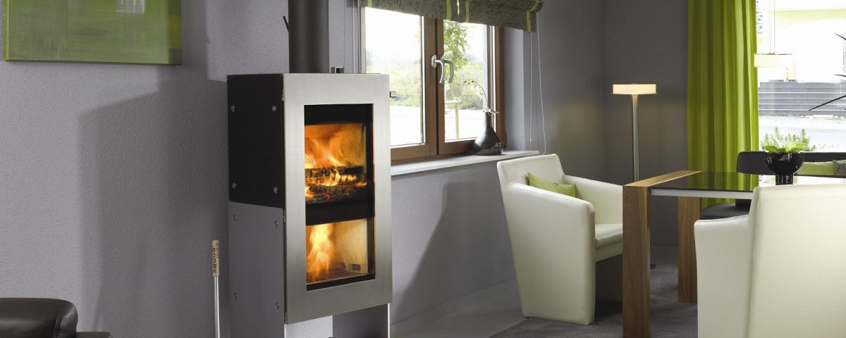 Piec koza na drewno dwukomorowy w salonie Xeoos